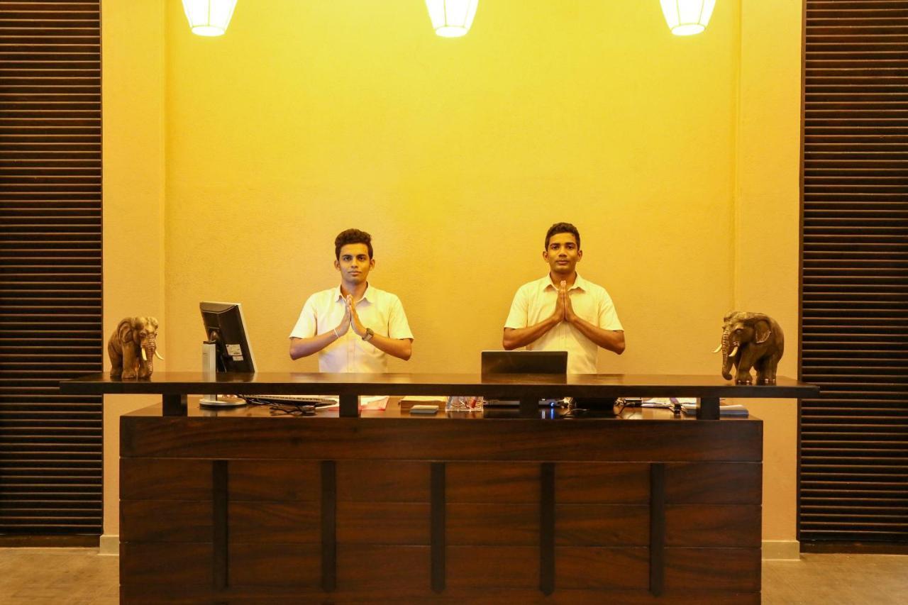 Hotel Oak Ray Wild Yala à Tissamaharama Extérieur photo